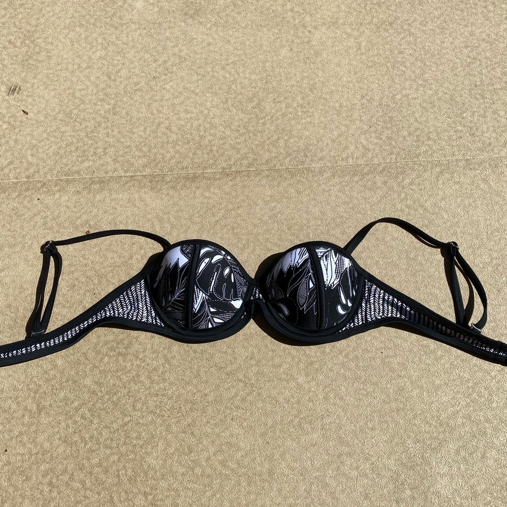 bikini top with cups